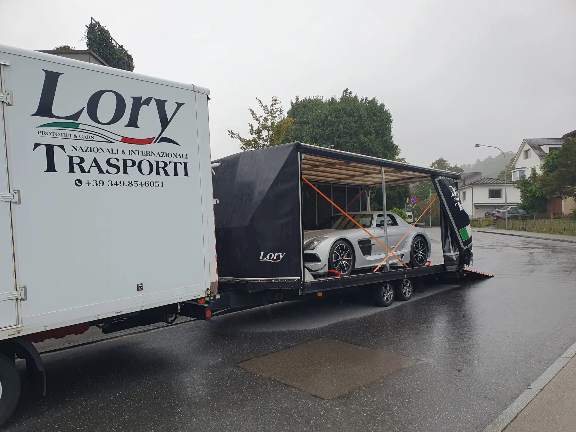 Motrice Lory con rimorchio e Mercedes SLS Black Series