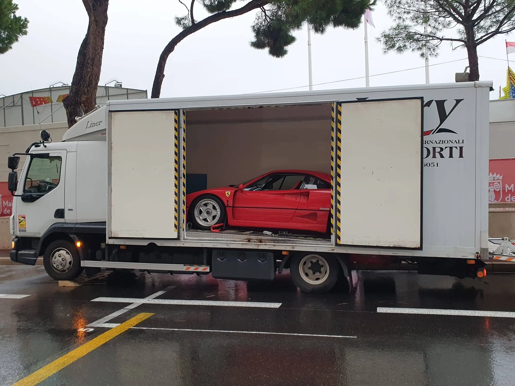 Ferrari F40 caricata nella bisarca chiusa Lory a Monaco