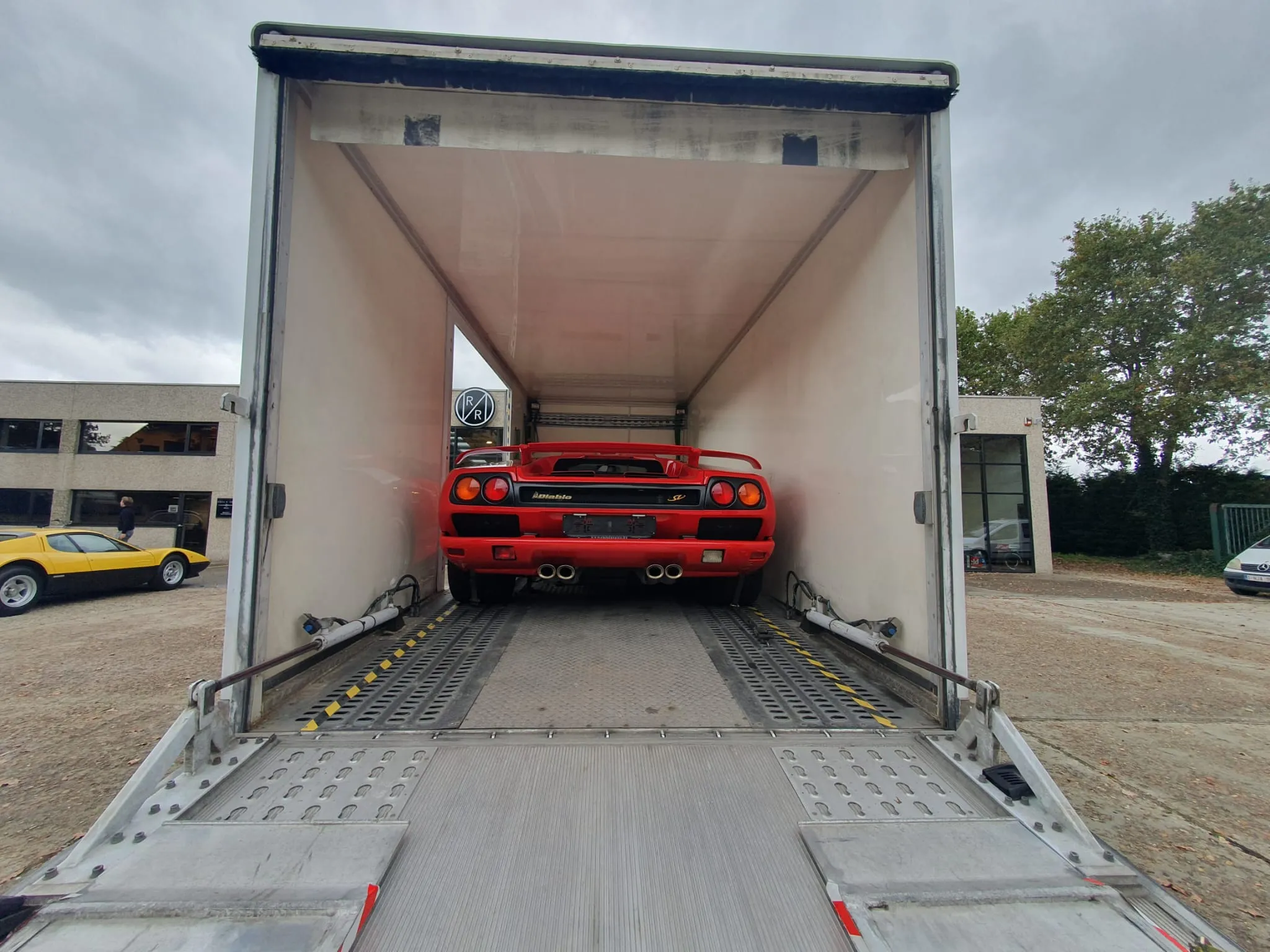 Lamborghini Diablo SV rossa nel furgone chiuso Lory
