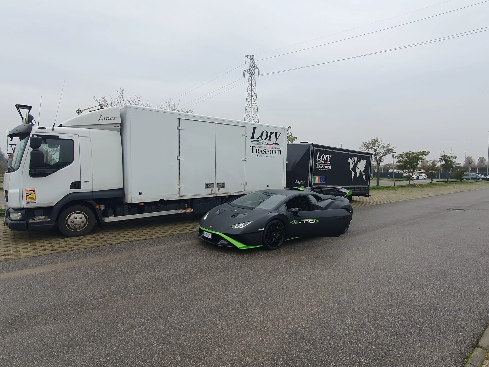 Huracán STO nera davanti a motrice e rimorchio Lory Trasporti