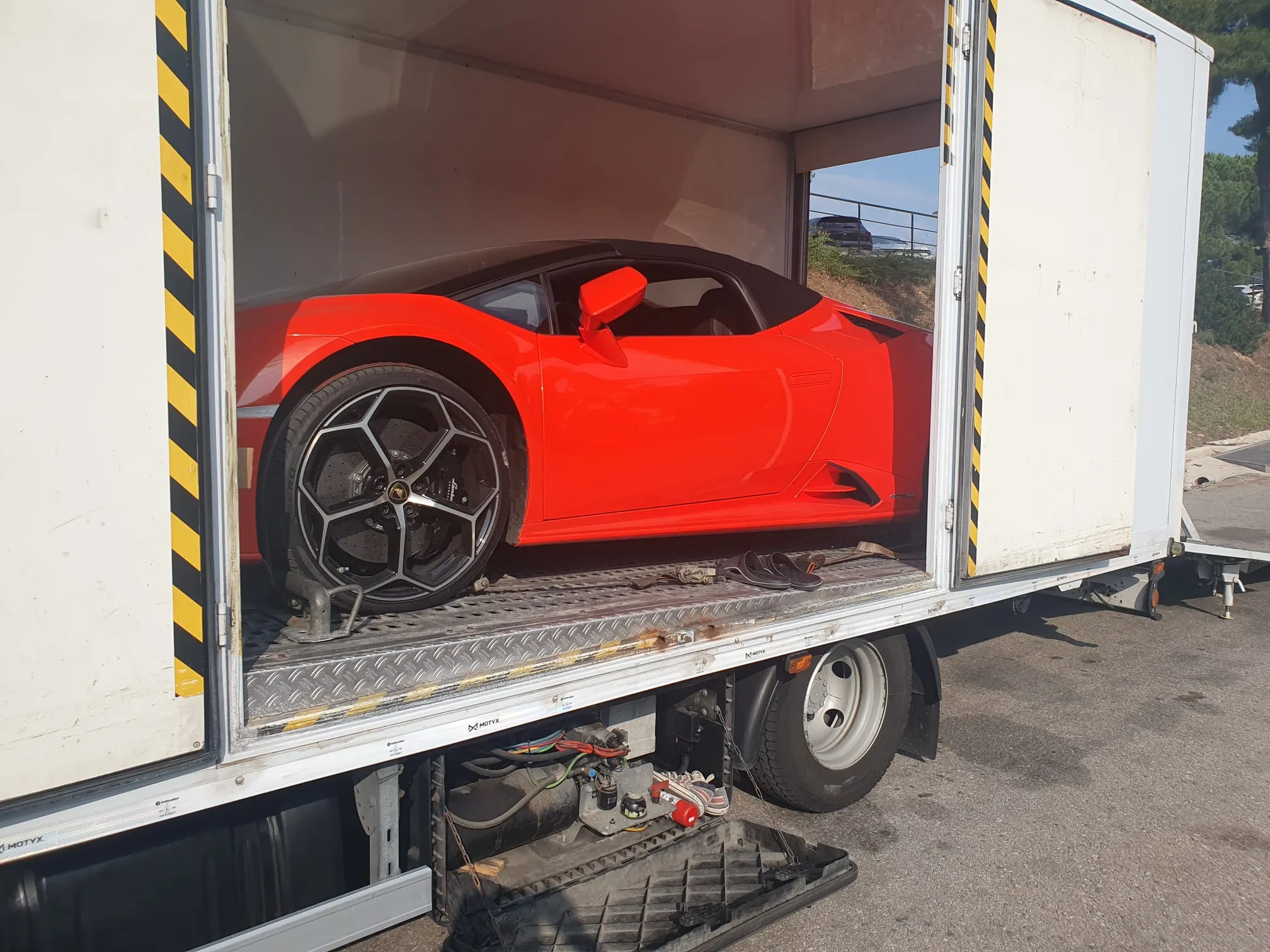 Huracán spider rossa ancorata nel furgone chiuso