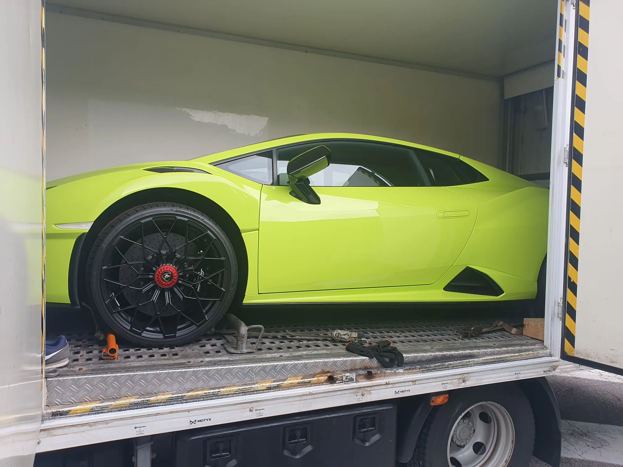 Huracán STO verde lime in profilo nel furgonato Lory