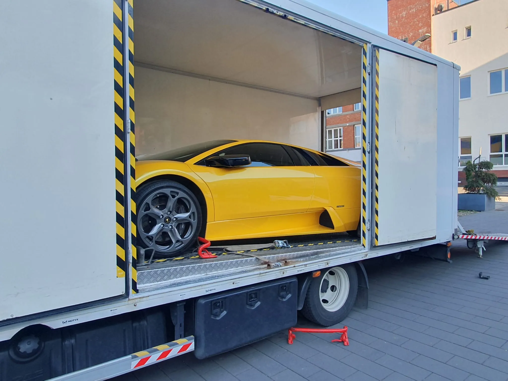 Lamborghini Murciélago gialla nel furgonato chiuso