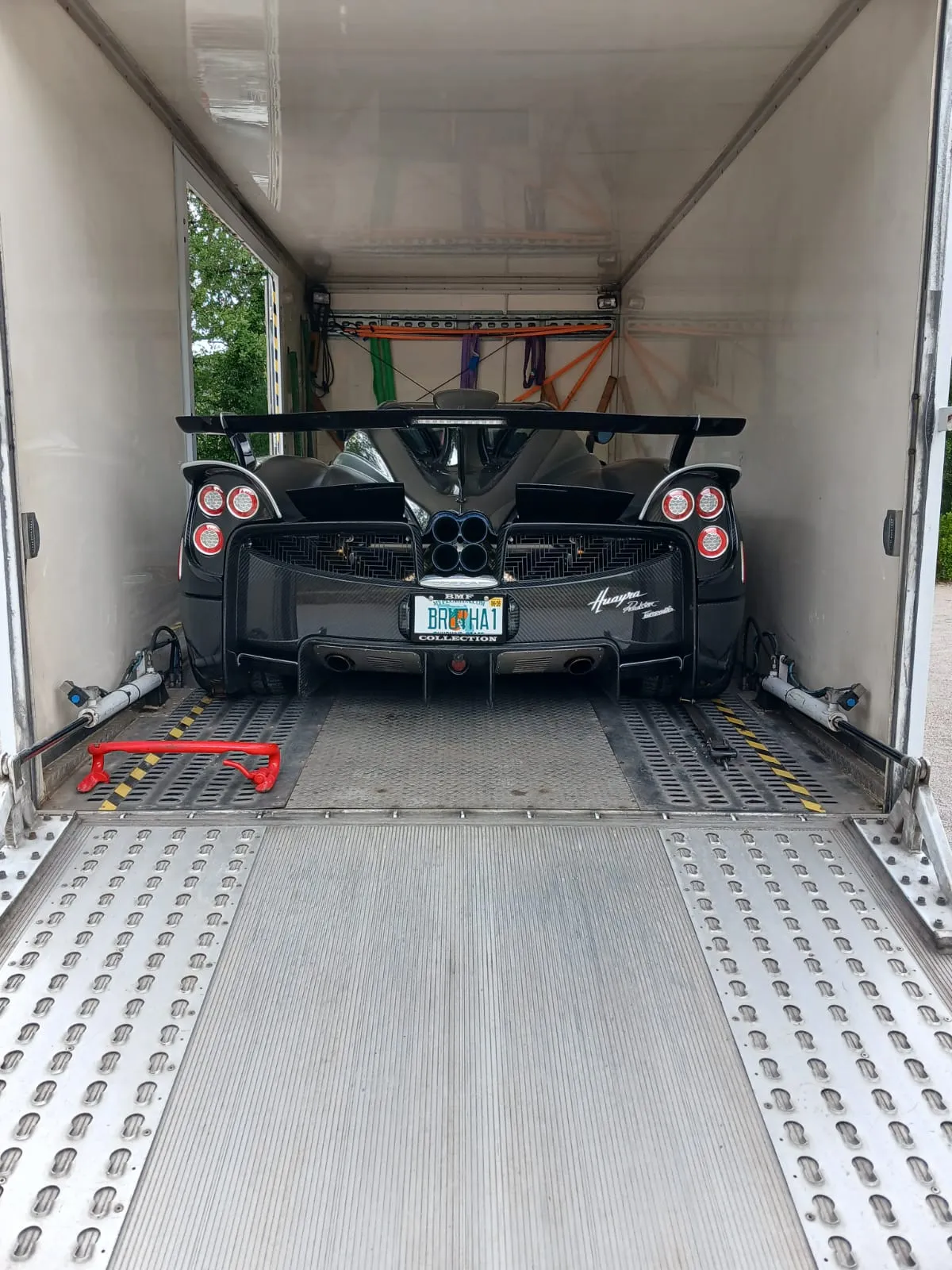 Posteriore di Pagani Huayra nella bisarca chiusa Lory