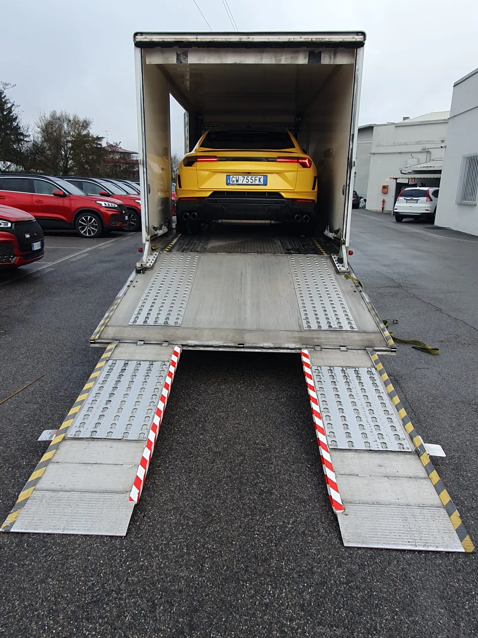 Lamborghini Urus giallo in carico sulla rampa del furgone