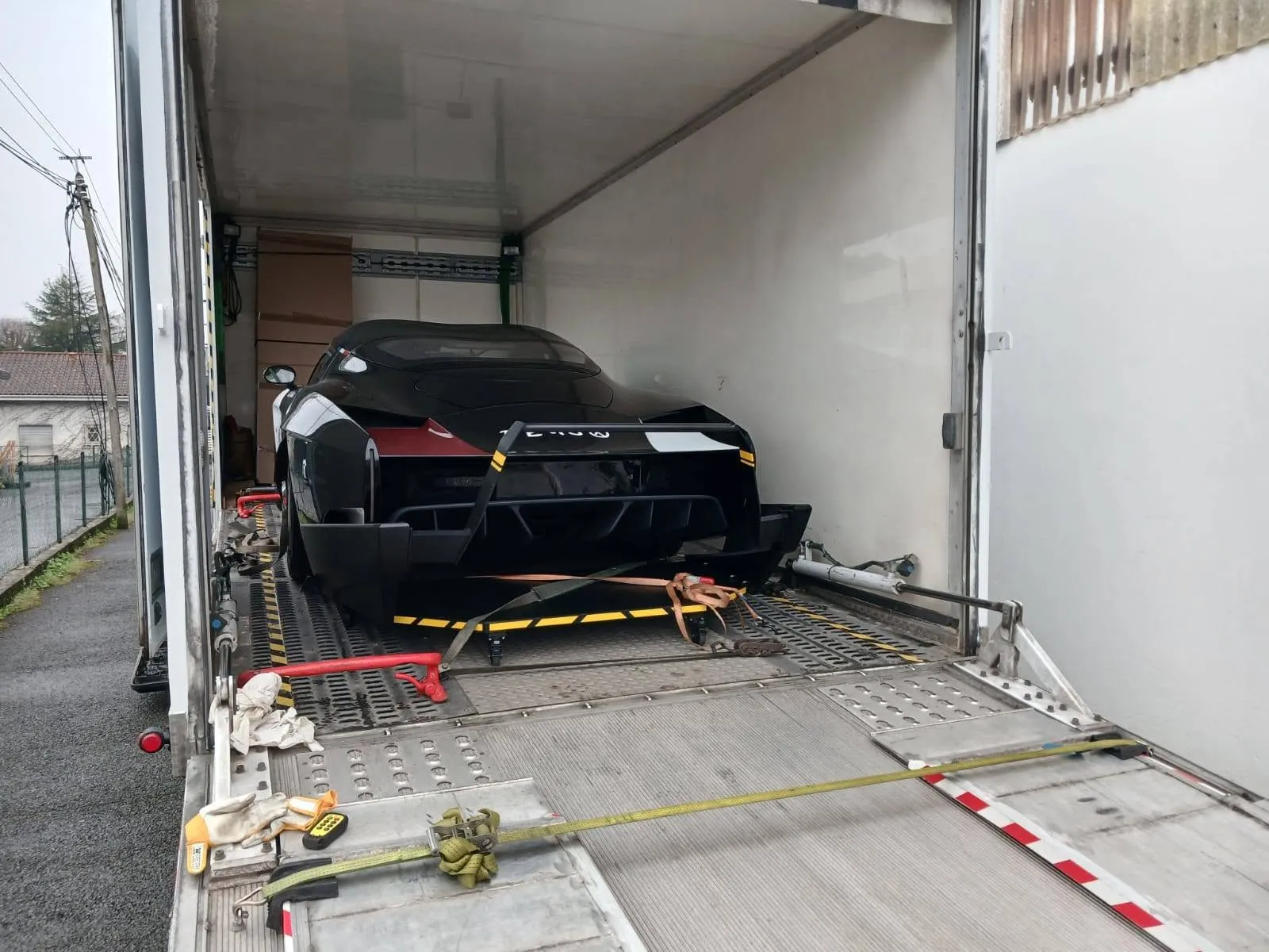 Prototipo nero all'interno della bisarca